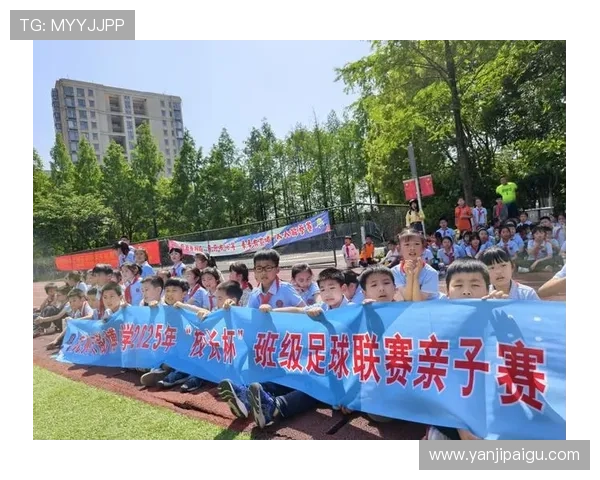 足球明星携子出场展现亲子时光共同感受绿茵场上的激情与快乐 足球明星携子出场展现亲子时光共同感受绿茵场上的激情与快乐